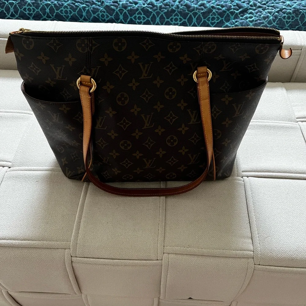 Louis Vuitton Totally MM Monogram Tote - Picture 12 of 16